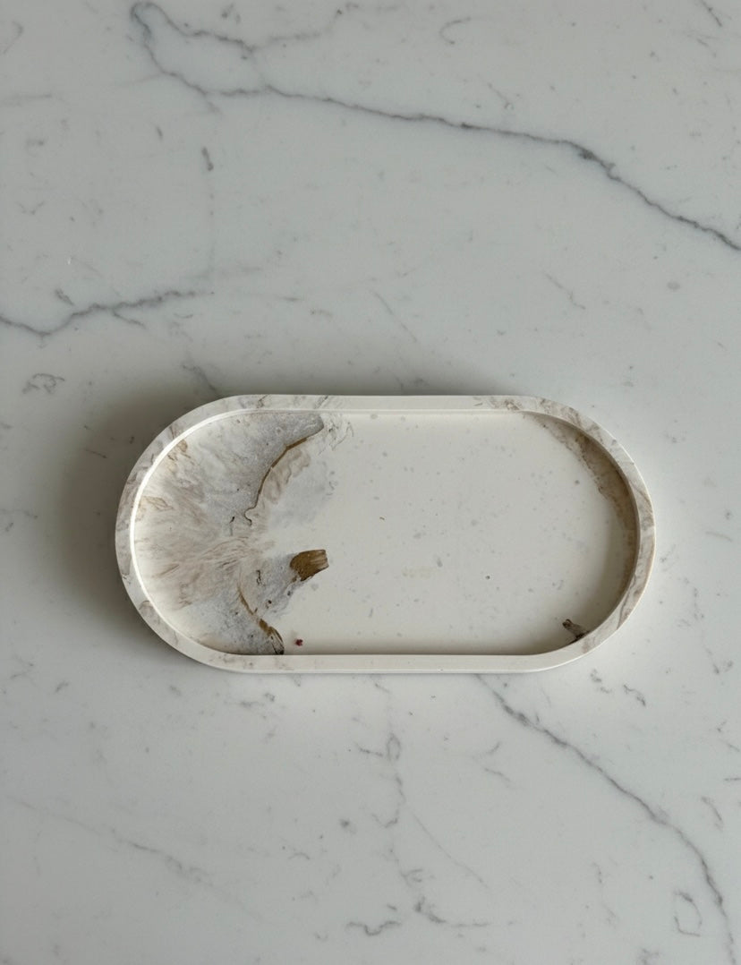 Petit plateau ovale en jesmonite – blanc marbré beige