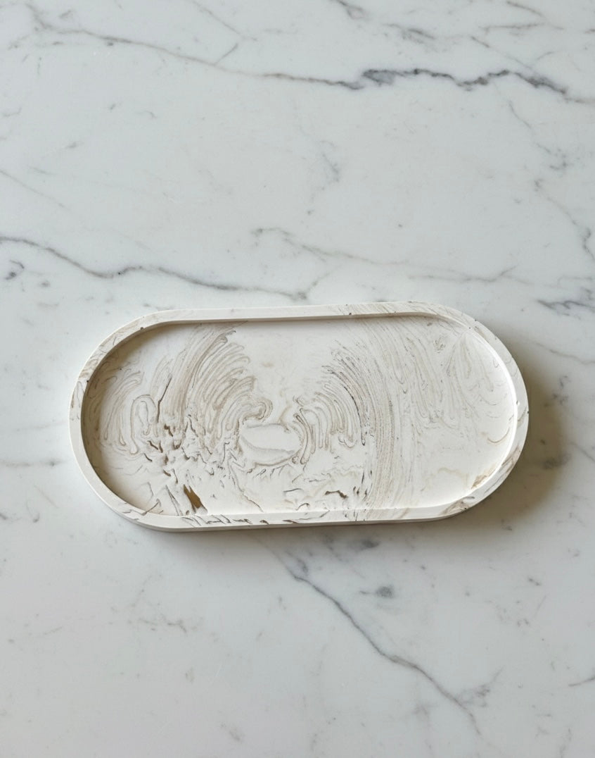 Grand plateau ovale en jesmonite – blanc marbré beige