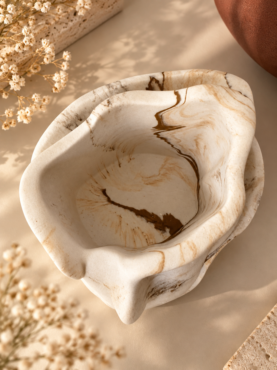 Pot décoratif visage en jesmonite – blanc marbré beige