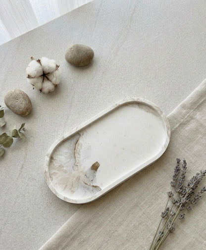 Petit plateau ovale en jesmonite – blanc marbré beige