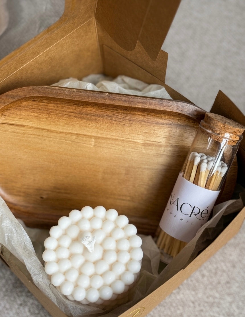 Coffret minimaliste avec bougie bubble bordeaux et flacon d’allumettes NACRÉ sur plateau en bois