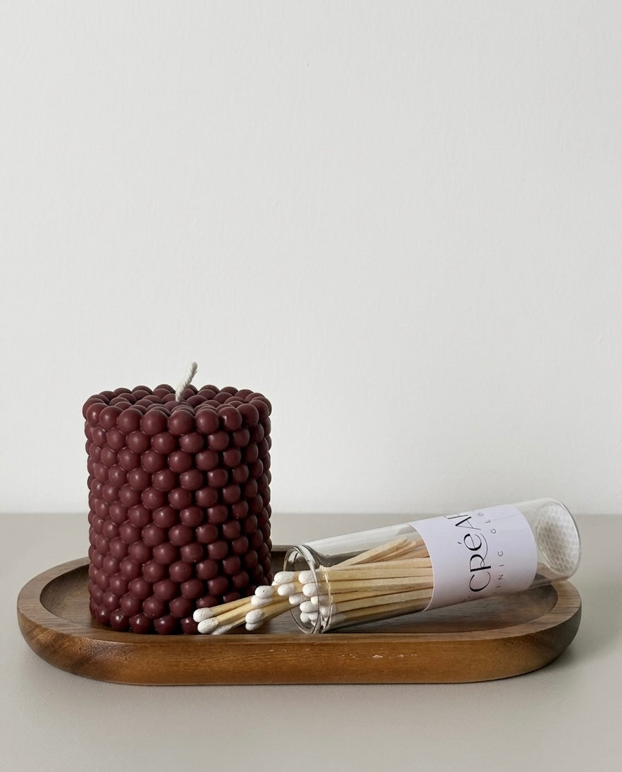 Coffret minimaliste avec bougie bubble bordeaux et flacon d’allumettes sur plateau en bois