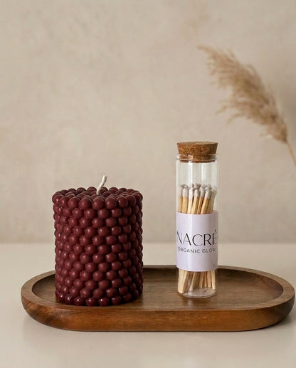Coffret minimaliste avec bougie bubble bordeaux et flacon d’allumettes sur plateau en bois