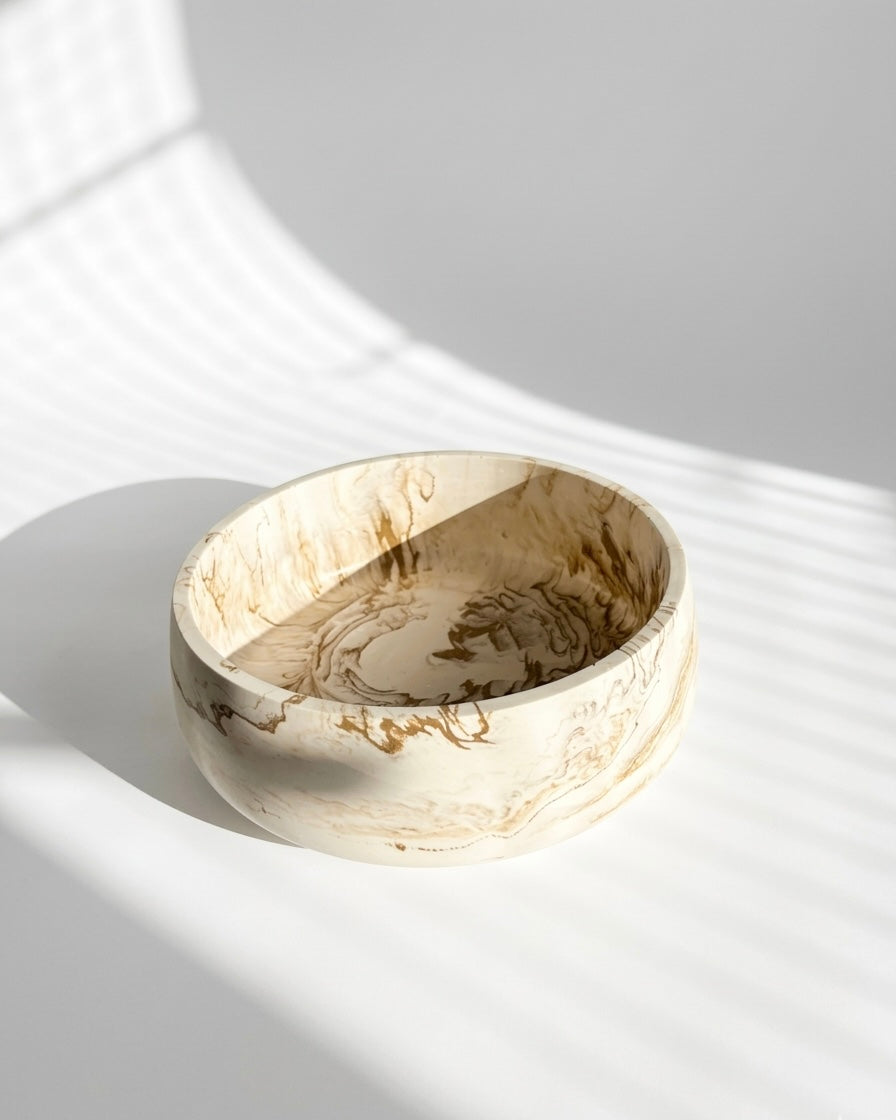 Grand bol décoratif en jesmonite effet marbre beige avec finition artisanale et design minimaliste
