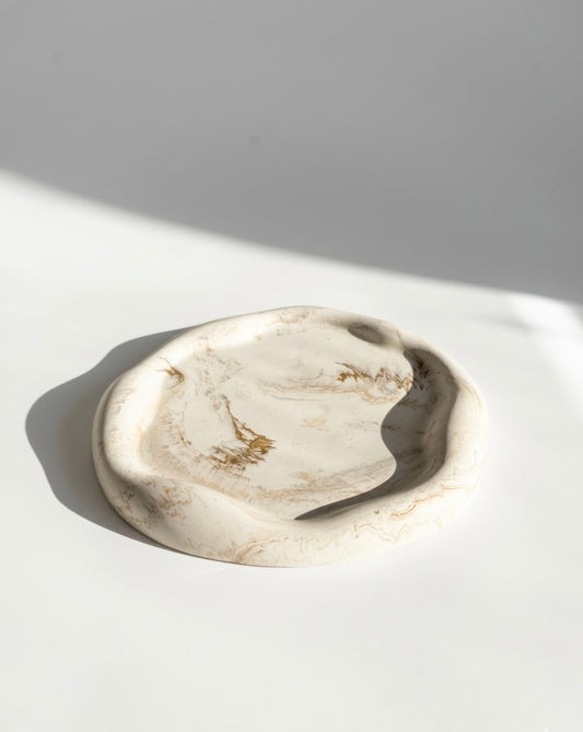 Plateau décoratif en jesmonite effet marbre beige avec forme organique et finition artisanale