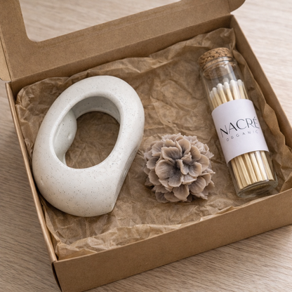 Coffret cadeau avec brûleur en céramique, fondant parfumé en forme de fleur et allumettes dans une boîte minimaliste NACREAR